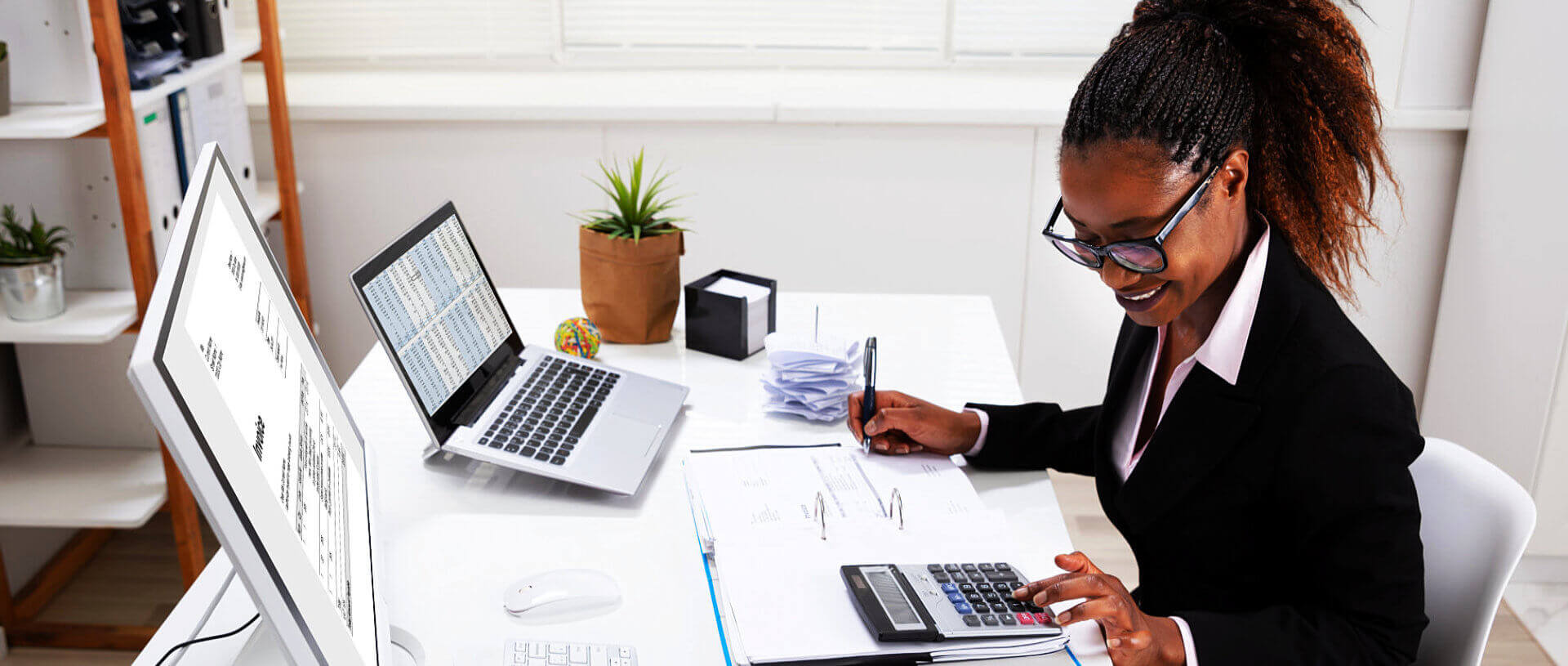 profesisonal woman using a calculator while working